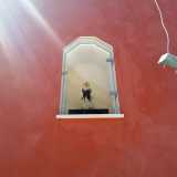 ...ora mostra al suo interno, protetta da un vetro, una statuetta della Madonna col bambino che consacra la nuova vita di questa antica residenza